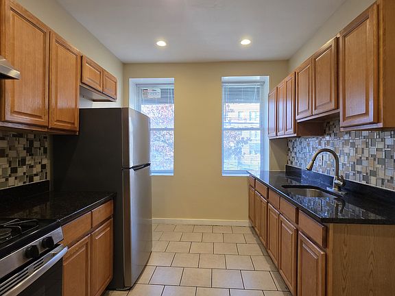 4th image of 1524 Chapel St #102A