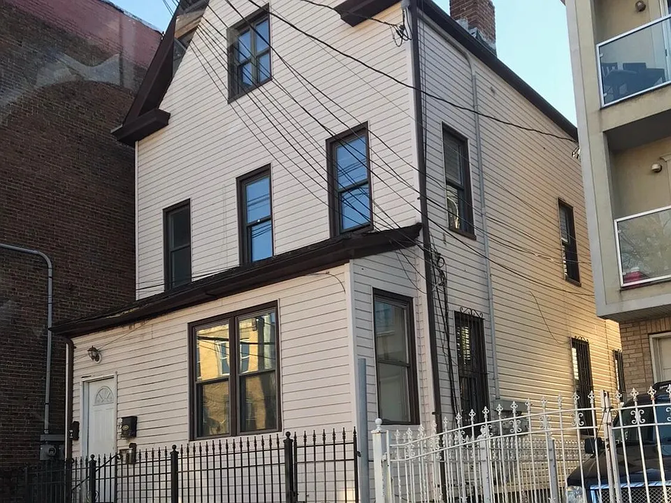 Building Photo 4
