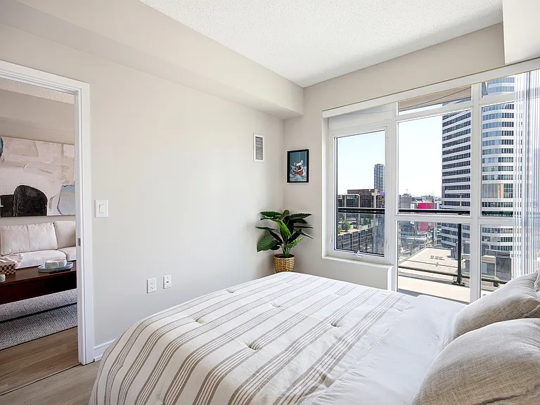 570 Bay St — Photo 35