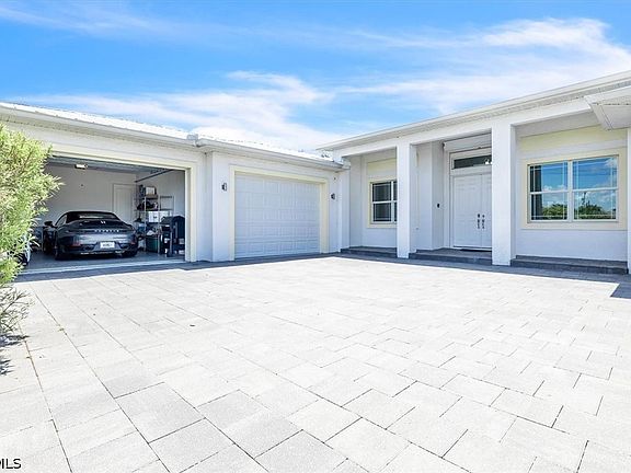 3rd image of 2918 SE 10th Pl