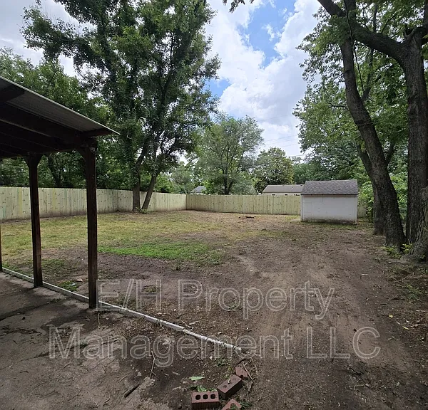 1121 E Luther St — Photo 24