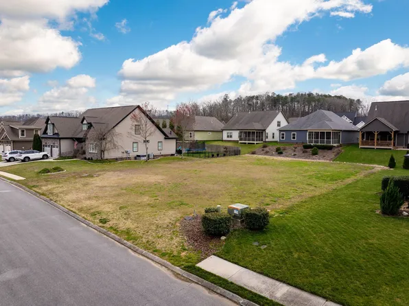 676 Clear Canyon Dr, Hixson, TN 37343