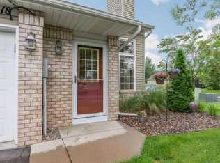 418 Rice Ct, Chanhassen, MN 55317