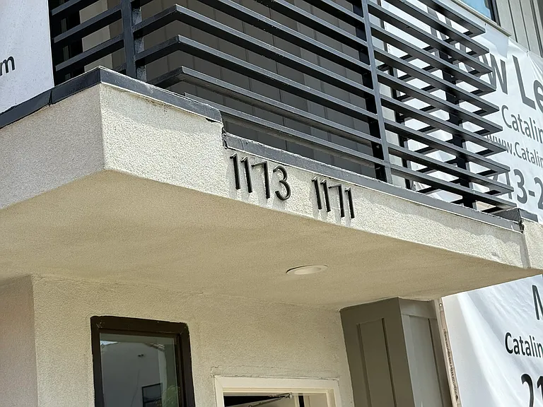 1171 W 36th Pl — Photo 2