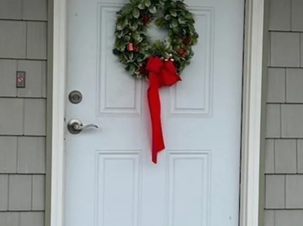 28 Meadow Ave, Agawam, MA 01001