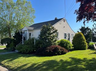 25 S Pkwy, Clinton, CT 06413