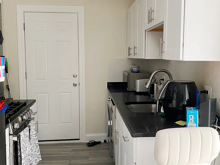 3817.5 N Greenview Ave #2W — Photo 1