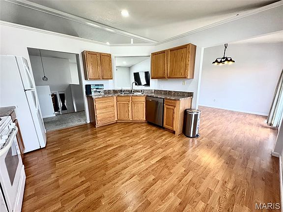 4th image of 612 Clover Rd