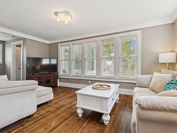 5th image of 117 9th Ave NW