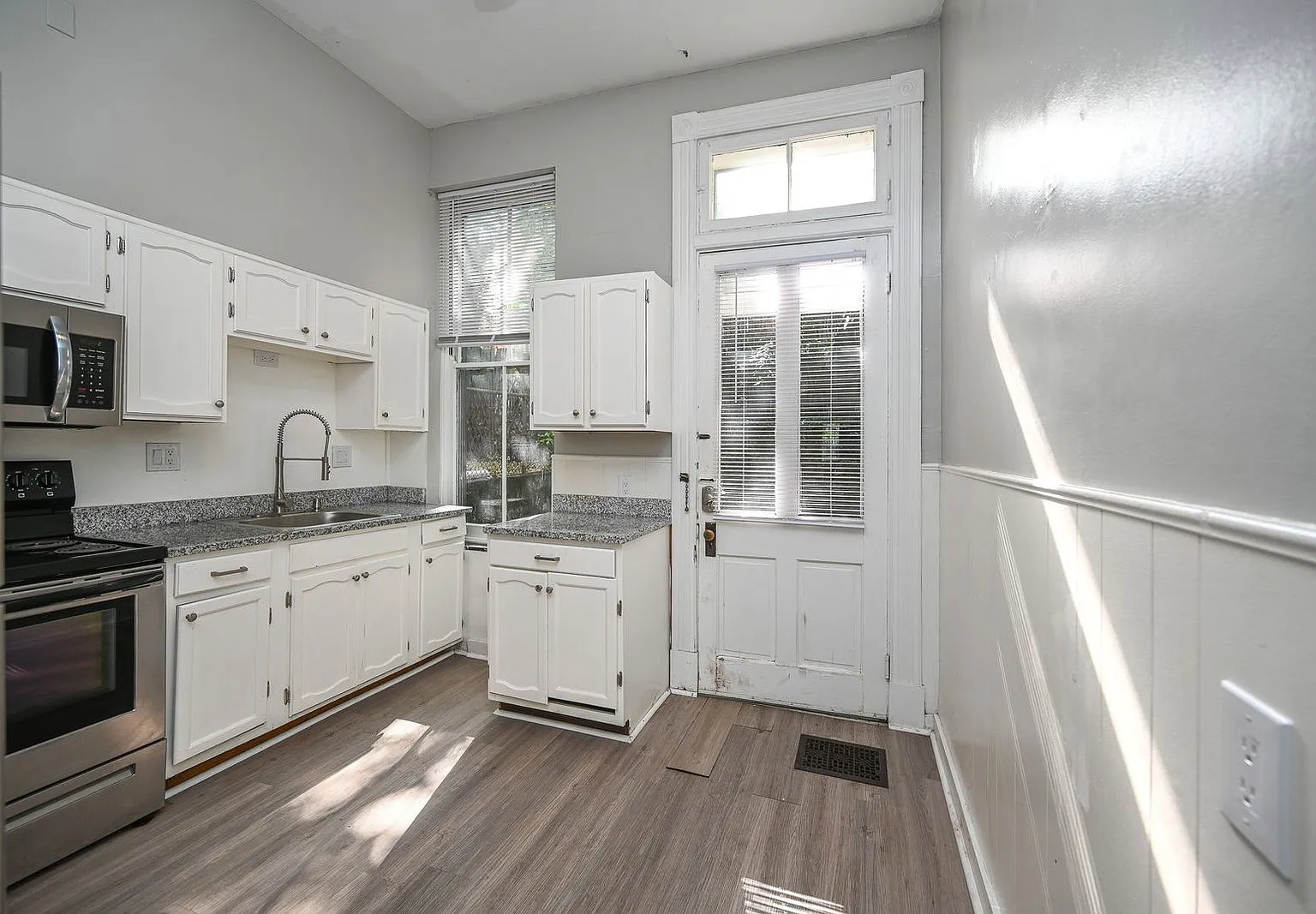 5 bed, 2.0 bath, 2355 sqft, $3,750 — Photo 2