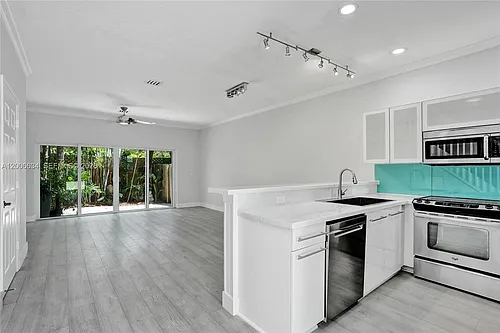 835 NE 19th Ave #10 Photo 1
