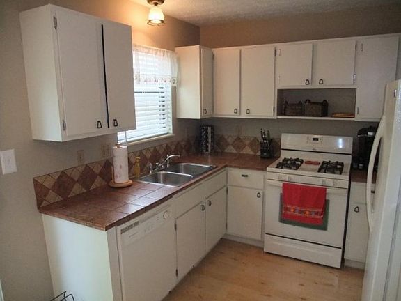 3rd image of 906 Charnwood Ln