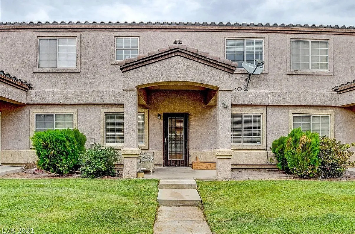 3 bed, 2.5 bath, 1225 sqft, $2,300 — Photo 1