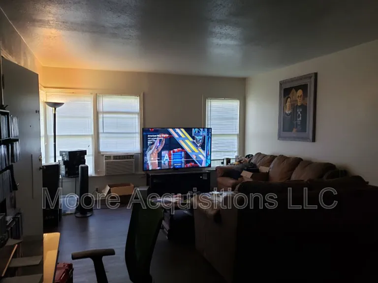 1306 N Travis St — Photo 2