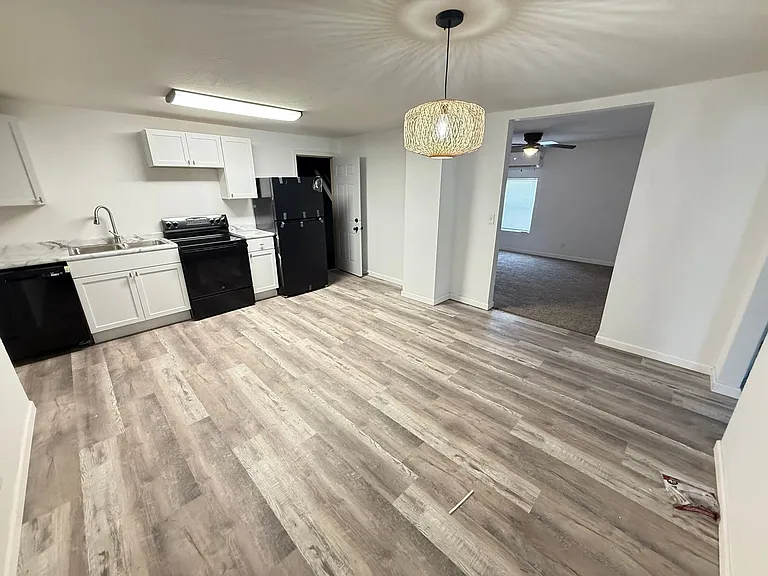 2602 W College St — Photo 9