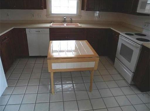3rd image of 62 Woodburn Dr