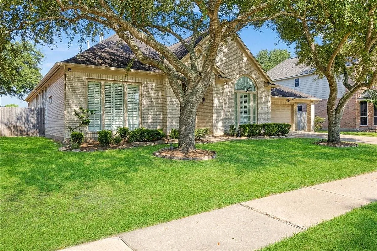 3 bed, 3.0 bath, 3239 sqft, $3,050 — Photo 2