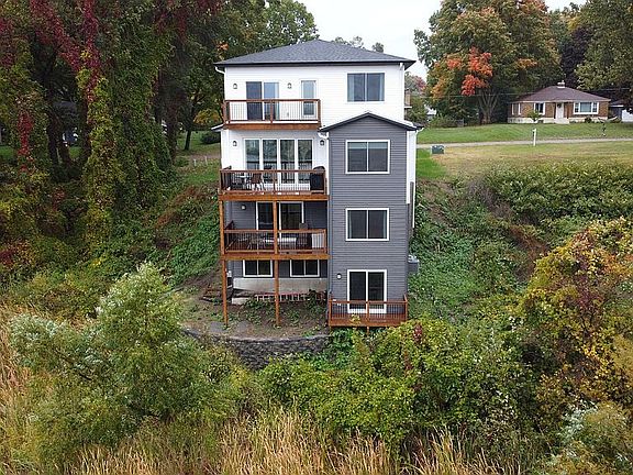 3rd image of 104 River Hills Dr