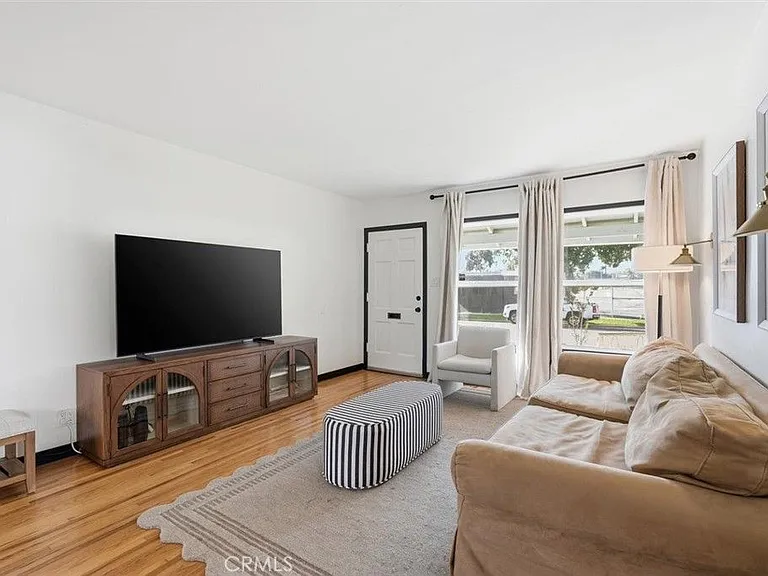 2324 Roycroft Ave — Photo 10