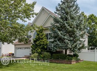 2 Hyacinth Ct, Melville, NY 11747