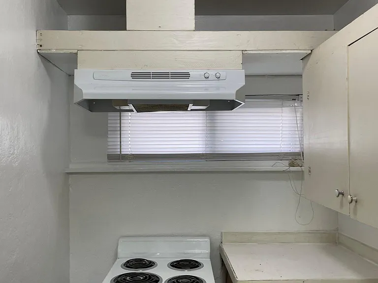 650 NE 42nd St #8 — Photo 10