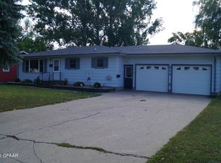 414 15th St NE, Devils Lake, ND 58301