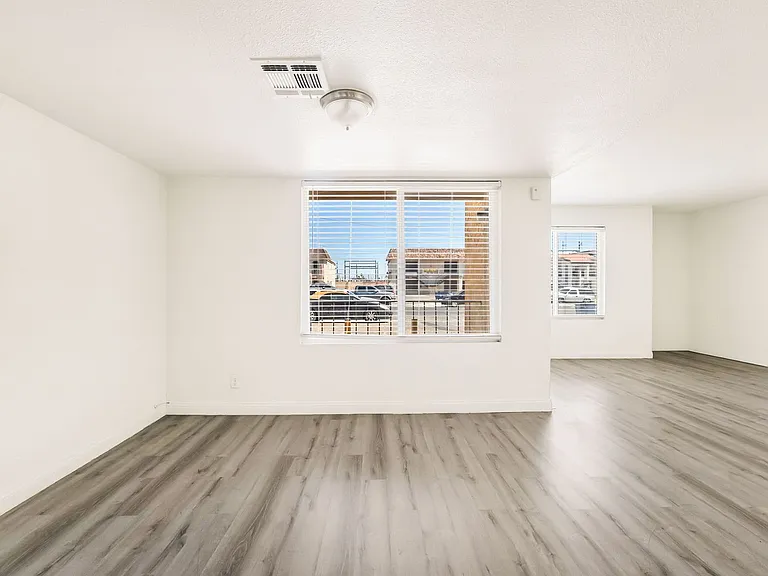 5303 Del Gado Dr — Photo 7