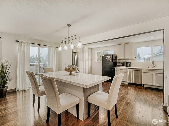 Dining/Kitchen Area Upstairs.>