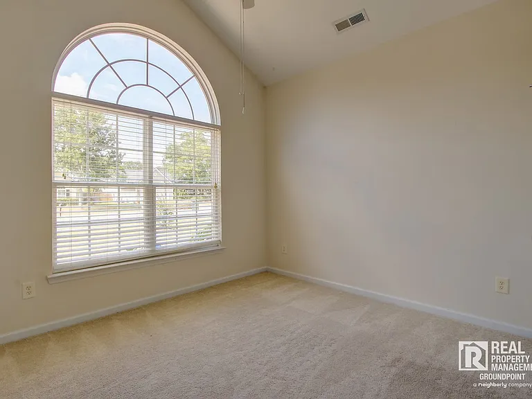 2815 Summertrees Blvd — Photo 12