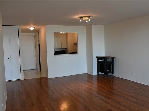 3rd image of 1636 N Wells St APT 2109