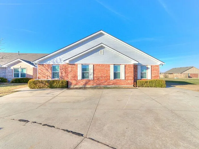 2515 Leeds Ln — Photo 2