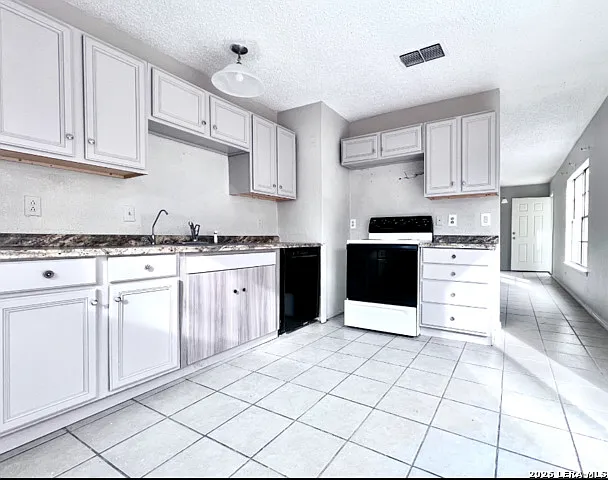 3 bed, 1.0 bath, 1200 sqft, $1,490 — Photo 3