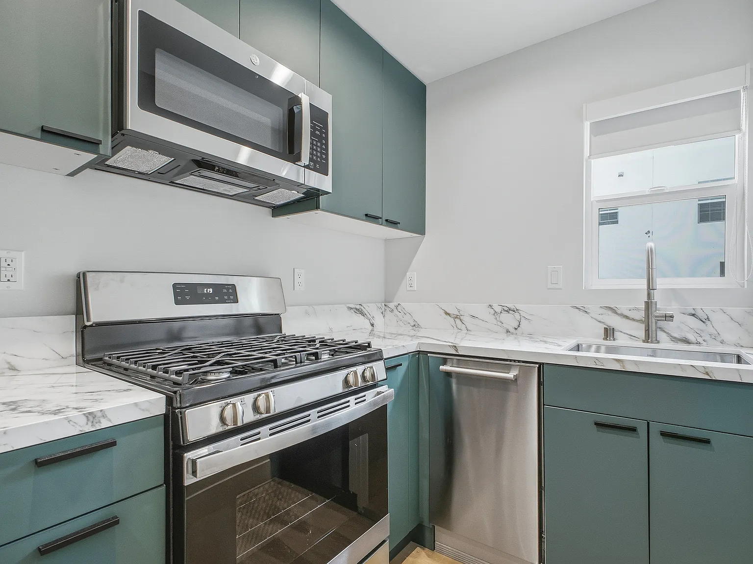 2 bed, 800 sqft, $3,745 — Photo 2