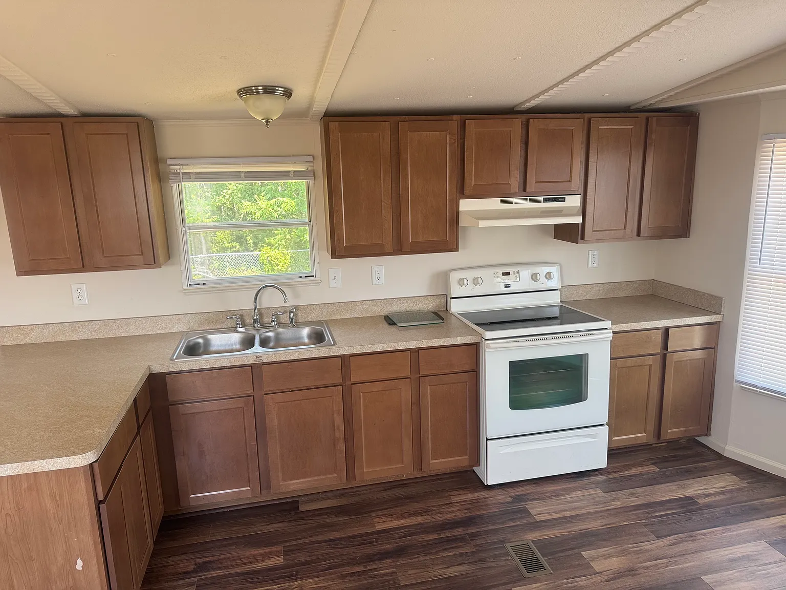 3 bed, 950 sqft, $1,550 — Photo 4