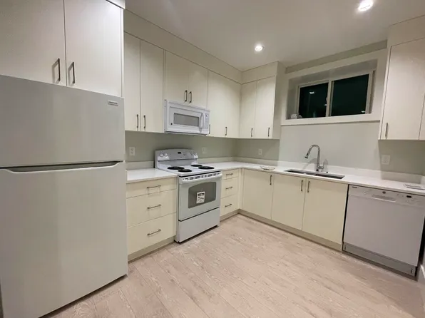 3000 W 15th Ave, Vancouver, BC V6K 2Y4
