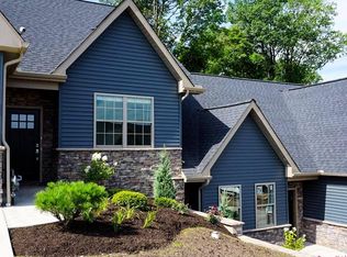 101 Hemingway Ln, Coraopolis, PA 15108