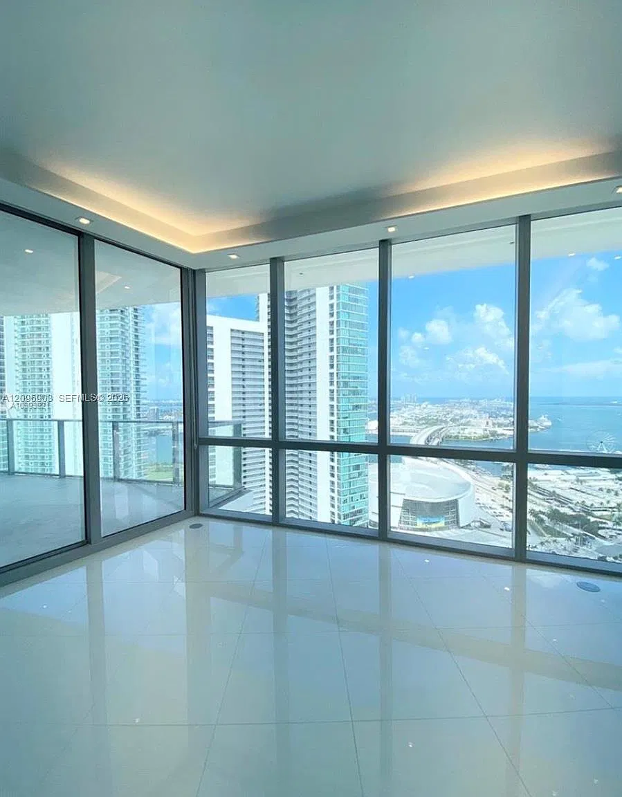Paramount Miami Worldcent — Photo 1