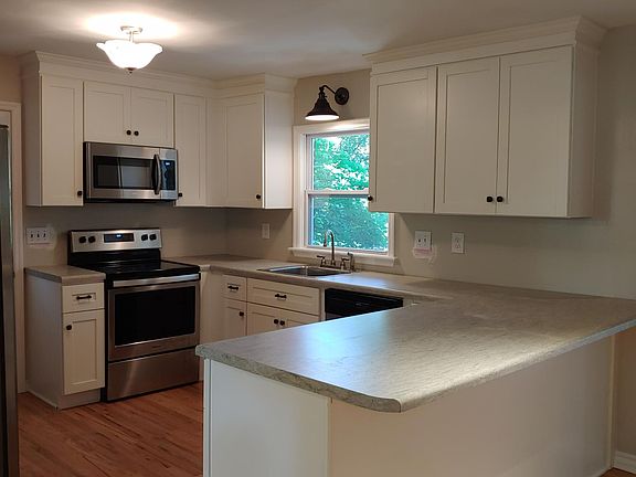 4th image of 1030 Hillsdale Dr