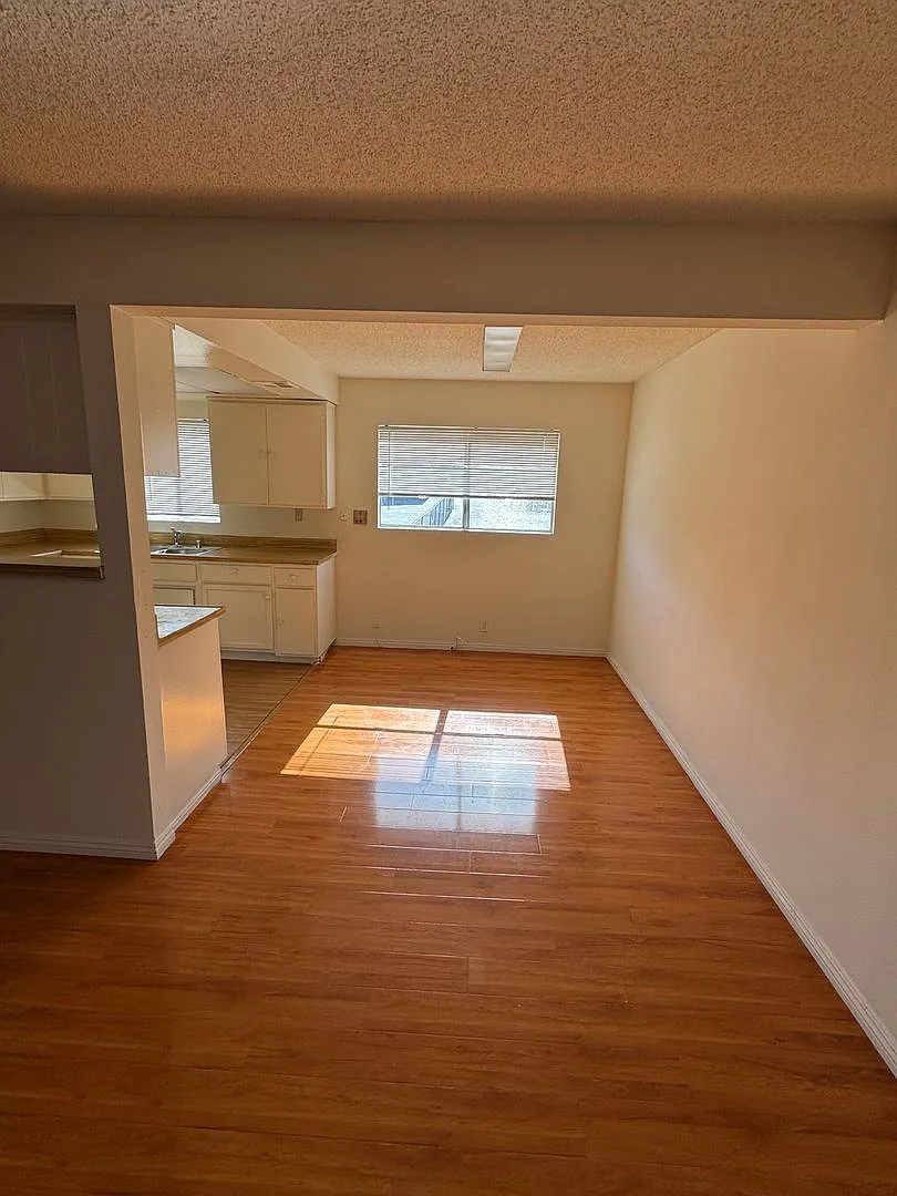 2082 — Photo 2