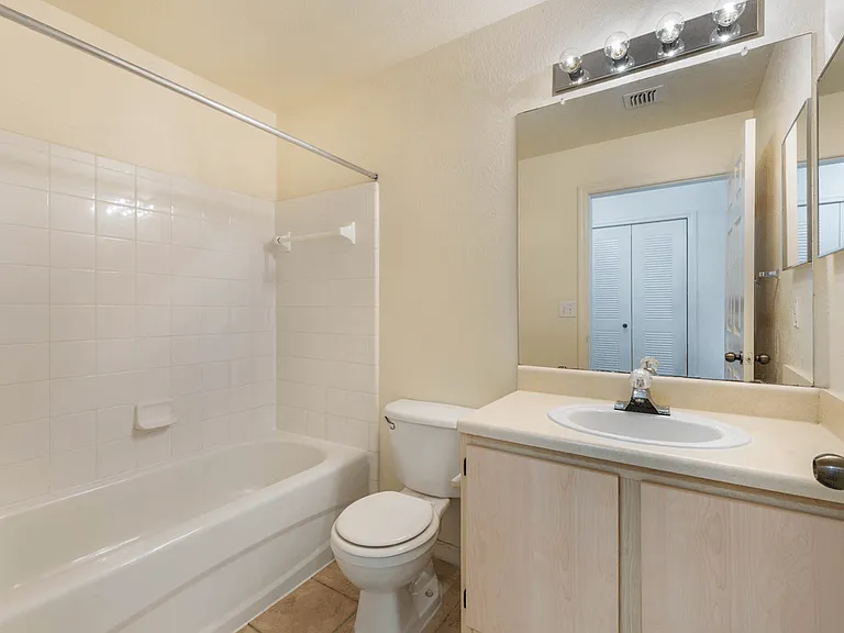 Grande Court Apartments — Photo 40