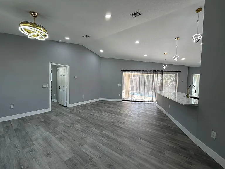 323 Aurora St NW — Photo 3
