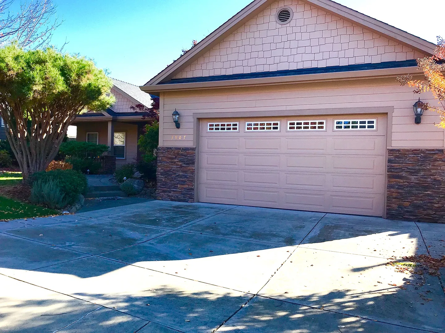 Spacious 3 Bed, 2 Bath Home in East Medford — Photo 2