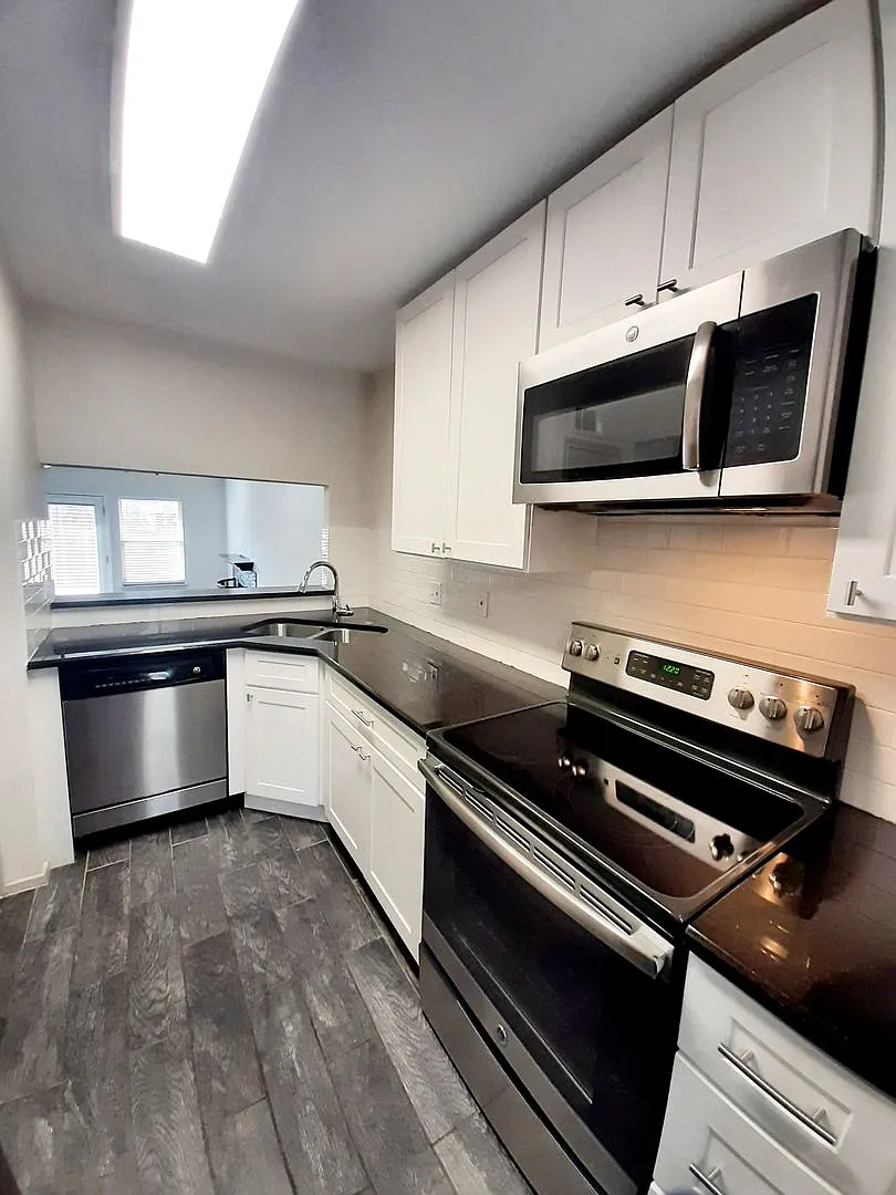 Gorgeous 1 bedroom, 1 and half bath in Farmers Branch — Photo 3