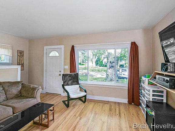 4th image of 1359 Edith Ave NE