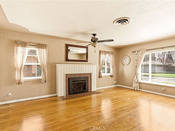 3rd image of 425 E 27th St