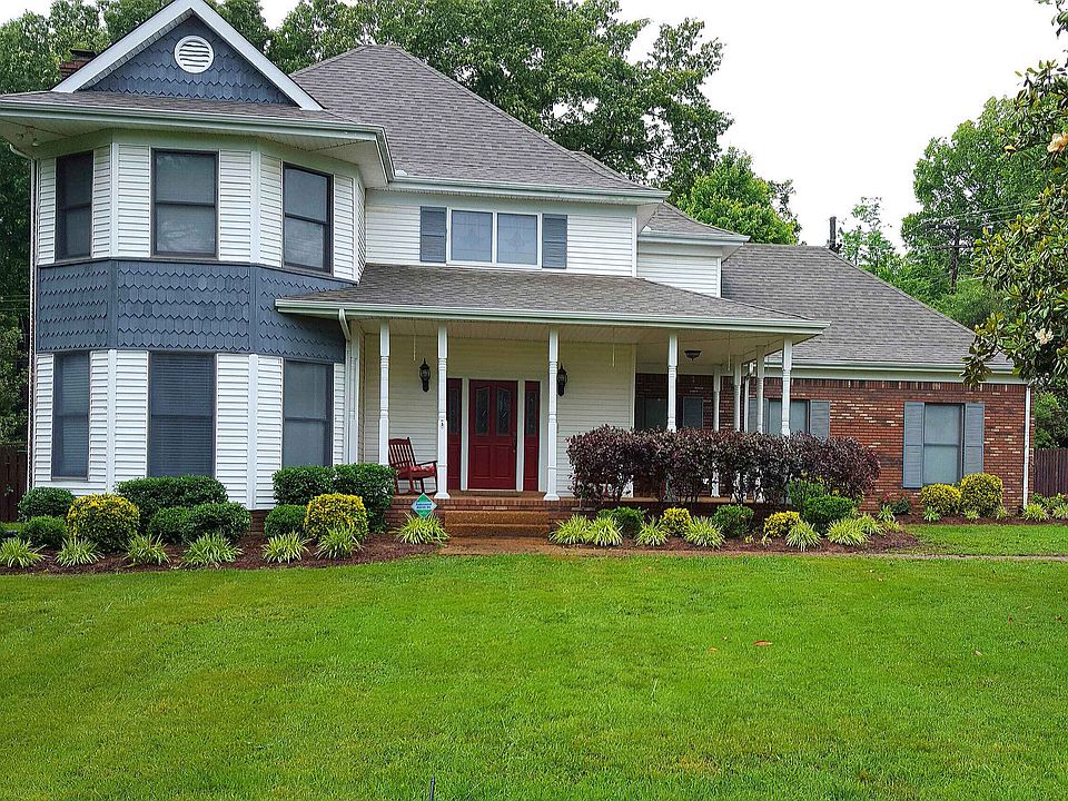 Manicured yard- welcome home