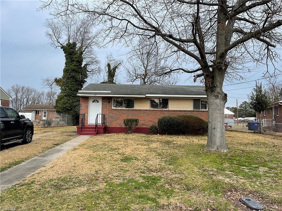1st image of 902 Clay St