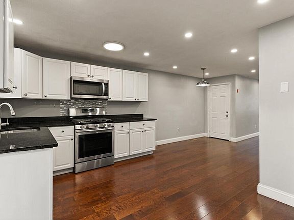 5th image of 376 Farrwood Dr