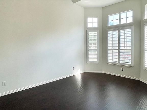 3rd image of 8701 Brook Hollow Dr