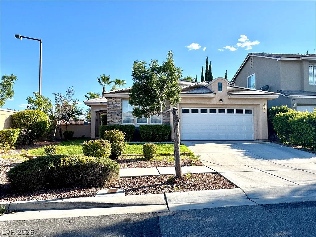 3 bed, 2.0 bath, 1833 sqft, $2,400 — Photo 1
